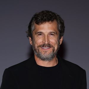 Guillaume Canet reçoit la distinction numérique de l'INA des mains de Laurent Vallet (président de l'Institut national de l'audiovisuel) lors du 49ème Festival du Cinéma Américain de Deauville, le 6 septembre 2023. © Denis Guignebourg/Bestimage