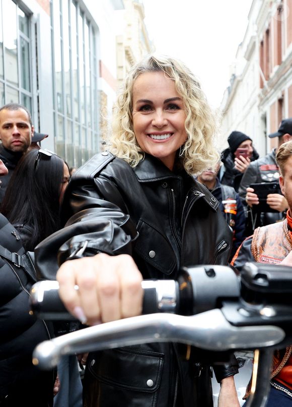 Laeticia Hallyday rencontre les bikers venus rendre hommage au chanteur lors de l'inauguration d'une plaque commémorative en hommage à Johnny Hallyday devant l'immeuble où le chanteur français a grandi dans le 9ème arrondissement de Paris, France, le 22 décembre 2023. © Dominique Jacovides/Bestimage