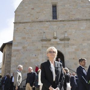 Autour d’elle, son mari et son fils sont restés en retrait mais pleinement présents pour la soutenir dans cette prise de parole particulièrement symbolique.

Claude Chirac - Messe en hommage à Bernadette Chirac à l'église Saint-Martial en Corrèze, le 14 juin 2026.
© Frédéric Maligne / Bestimage