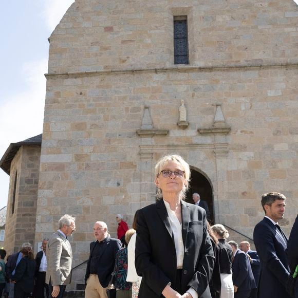 Autour d’elle, son mari et son fils sont restés en retrait mais pleinement présents pour la soutenir dans cette prise de parole particulièrement symbolique.

Claude Chirac - Messe en hommage à Bernadette Chirac à l'église Saint-Martial en Corrèze, le 14 juin 2026.
© Frédéric Maligne / Bestimage