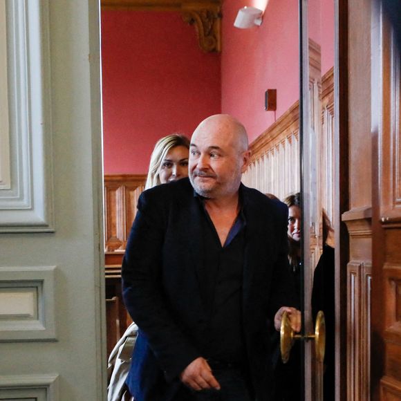 Suspendu de l'antenne après une enquête pour viol, Sébastien Cauet réclame en justice son retour sur NRJ au tribunal de commerce de Paris, France, le 18 mars 2024. L'animateur de radio a assigné la station en justice pour exiger son retour sur les ondes. L'animateur, suspendu depuis novembre dernier de l'antenne de NRJ, fait désormais l'objet d'au moins 5 plaintes pour viol ou agression sexuelle. © Christiophe Clovis/Bestimage