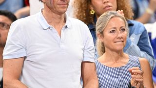 Annoncée évincée du 20 heures de France 2, Anne-Sophie Lapix apparaît au bras de son mari "le roi Arthur" tout sourire