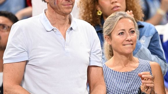 Annoncée évincée du 20 heures de France 2, Anne-Sophie Lapix apparaît au bras de son mari "le roi Arthur" tout sourire