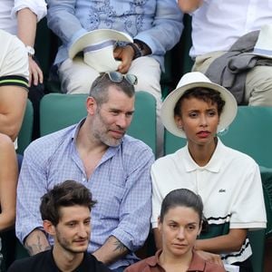Jalil Lespert, compagne Sonia Rolland, Pierre Niney et sa compagne Natasha Andrews dans les tribunes des Internationaux de France de Tennis de Roland Garros à Paris, le 10 juin 2018. © Dominique Jacovides - Cyril Moreau/Bestimage