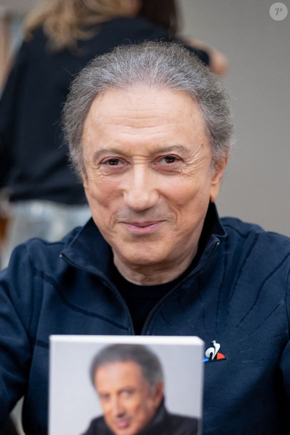 L'animateur de "Vivement Dimanche" est revenu sur l'un des moments les plus terribles qu'il ait pu traverser alors qu'il était au plus mal.

Michel Drucker participe au festival du livre 'Des Livres, Des Artistes' à la Maison de la Chimie le 30 novembre 2024 à Paris, France. Photo par Nasser Berzane/ABACAPRESS.COM