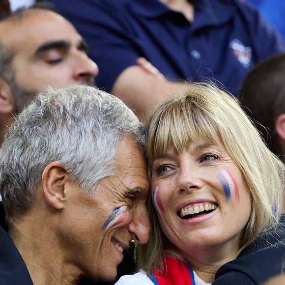Nagui et sa femme Mélanie Page - Célébrités dans les tribunes du match du groupe D de l'Euro 2024 entre l'équipe de France face à l'Autriche (1-0) à Dusseldorf en Allemagne le 17 juin 2024. © Cyril Moreau/Bestimage