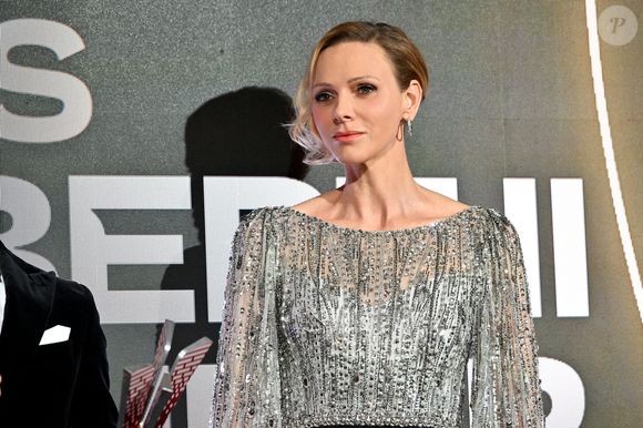 Quelques heures plus tard, le couple a participé au gala de clôture organisé à l’Hôtel de Paris de Monaco.

La princesse Charlene de Monaco durant la soirée du Monaco E-Prix 2026 à l'hôtel de Paris à Monaco, le 17 mai 2026. Lors du dîner, Alejandro Agag, le fondateur et président de Formula E, a convié sur scène le prince Albert II de Monaco et la princesse Charlene pour remettre le prix du meilleur pilote du week-end. C'est le néerlandais, Nyck de Vries qui a reçu son trophée des mains du couple princier. © Bruno Bebert / Bestimage