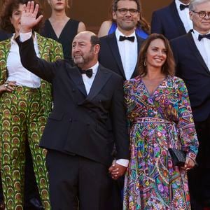 Kad Merad et Julia Vignali - Montée des marches du film « OSS 117 : Alerte rouge en Afrique Noire » lors du 74ème Festival International du Film de Cannes. Le 17 juillet 2021. © Borde-Jacovides-Moreau / Bestimage