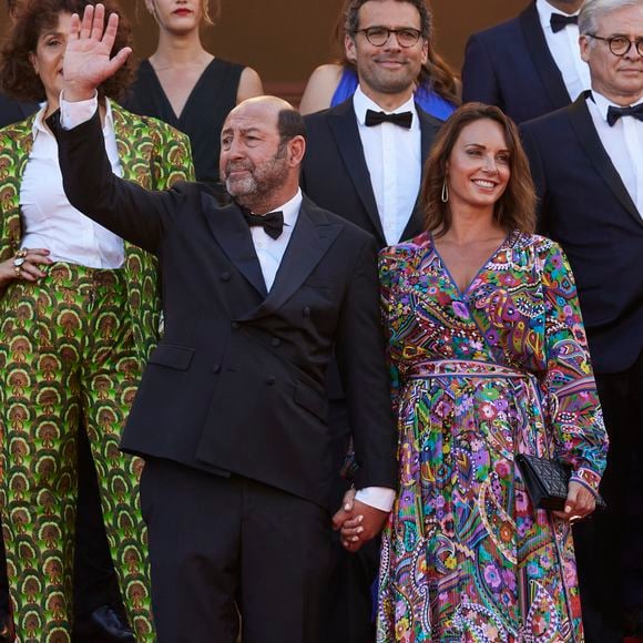 Kad Merad et Julia Vignali - Montée des marches du film « OSS 117 : Alerte rouge en Afrique Noire » lors du 74ème Festival International du Film de Cannes. Le 17 juillet 2021. © Borde-Jacovides-Moreau / Bestimage