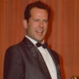 Bruce Willis remporte un Golden Globe pour son rôle dans Moonlighting en janvier 1987. Photo by Alamy/ABACAPRESS.COM