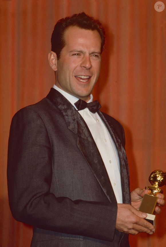 Bruce Willis remporte un Golden Globe pour son rôle dans Moonlighting en janvier 1987. Photo by Alamy/ABACAPRESS.COM
