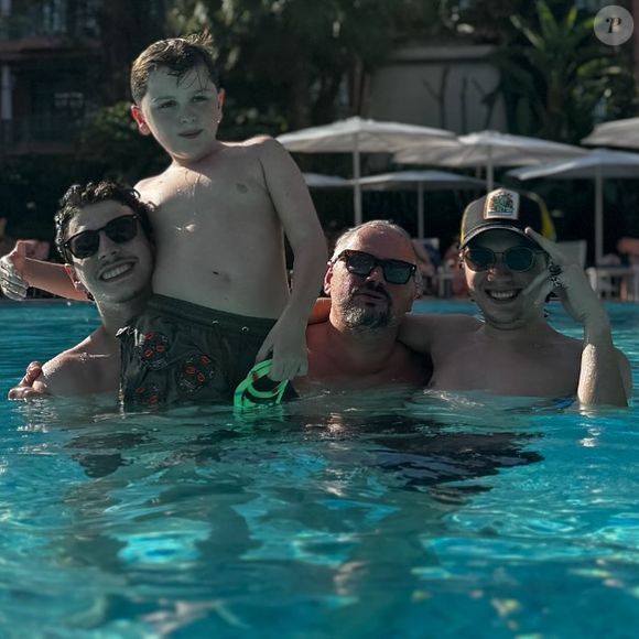 Le couple a trois enfants, Baptiste, 19 ans, Maxime, 18 ans et Arthur, 6 ans.

David Le Quellec et ses enfants pour la fête des pères

Compte Instagram de Stéphanie Le Quellec, publication du 15 juin 2025 @steflequellec