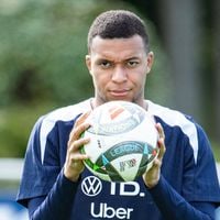 “Cet acteur !” : Kylian Mbappé retrouve les champions d’Europe du PSG à Clairefontaine, sa réaction suscite les passions