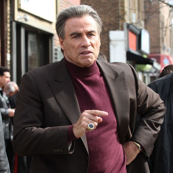 John Travolta vient de voir l'un de ses anciens partenaires de jeu s'éteindre prématurément

John Travolta, les cheveux gris, sur le tournage du film 'The Life and Death of John Gotti' dans le quartier de Brooklyn à New York.
Crédit : FAMEFLYNET / BESTIMAGE