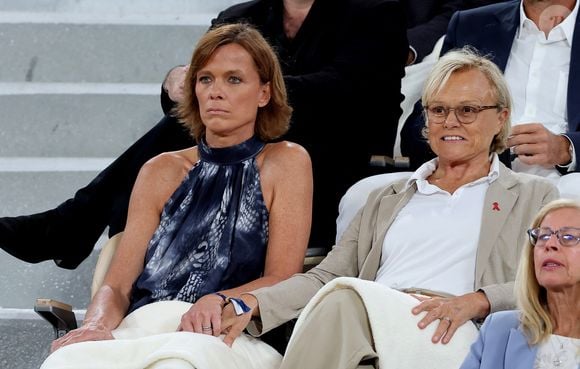 Muriel Robin et sa femme Anne Le Nen dans les tribunes lors des Internationaux de France de Tennis de Roland Garros 2025, à Paris, France, le 4 juin 2025. © Jacovides-Moreau/Bestimage