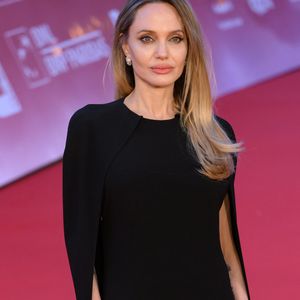 Elle insiste sur l’importance d’associer cette image à une information claire sur la santé mammaire et le dépistage du cancer du sein. 

Angelina Jolie assiste au tapis rouge du film 'Couture' lors du 20ème Festival du Film de Rome à l'Auditorium Parco della Musica à Rome (Italie), 18 octobre 2025. © Andrea Staccioli/Insidefoto via ZUMA Press/Bestimage