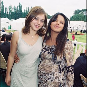 A tel point qu'elle en avait fait sa demoiselle d'honneur à son mariage. 

Emilie Dequenne et Severine Ferrer - 2000