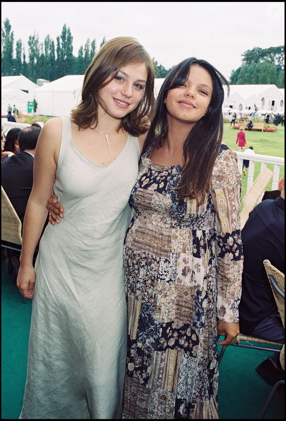 A tel point qu'elle en avait fait sa demoiselle d'honneur à son mariage. 

Emilie Dequenne et Severine Ferrer - 2000