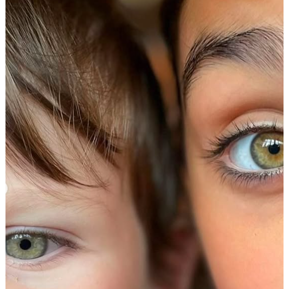 Les deux enfants de Camille Lacourt, Jazz (12 ans et fille de Valérie Bègue) et Marius (4 ans et fils d'Alice Detollenaere), ont les yeux verts.