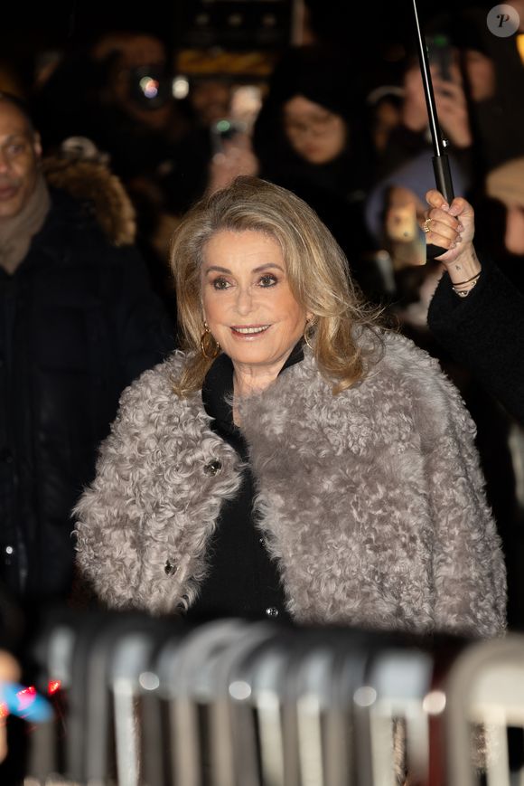 Catherine Deneuve au défilé AMI "Collection Homme Prêt-à-Porter Automne/Hiver 2026-2027" lors de la Fashion Week de Paris (PFW) le 21 janvier 2026.

© Florian Lavielle / Bestimage