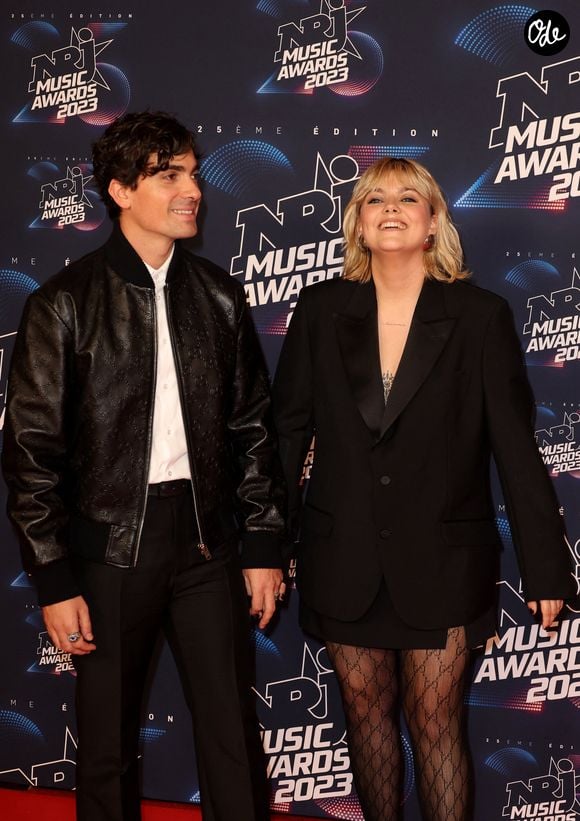 Florian Rossi et sa compagne Louane au photocall de la 25ème cérémonie des "NRJ Music Awards (NMA)" au palais des Festivals et des Congrès de Cannes, France, le 10 novembre 2023. © Dominique Jacovides/Bestimage