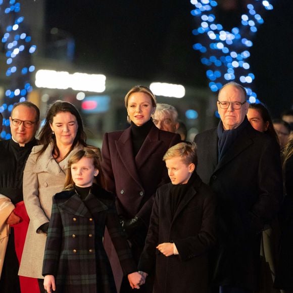 Il lui prenait la main aussi... un vrai grand frère !

Mélanie-Antoinette de Massy, Le prince Albert II de Monaco, La princesse Charlène de Monaco, La princesse Gabriella de Monaco, comtesse de Carladès, Le prince Jacques de Monaco, marquis des Baux - La famille princière de Monaco lors de l'embrasement de la barque dans le cadre des célébrations de la Sainte-Dévote, Sainte Patronne de Monaco le 26 janvier 2024.

© Olivier Huitel / Pool Monaco / Bestimage