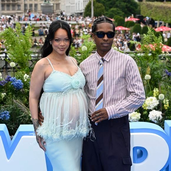 Chanteuse, Rihanna est aussi une véritable fashionista et elle l’a une fois de plus prouvé.

Rihanna, enceinte, et son compagnon A$AP Rocky (ASAP) aux arrivées et au photocall de la première du film Les Schtroumpfs au Mont des Arts à Bruxelles, Belgique © Jan De Meuleneir/Photonews/Bestimage