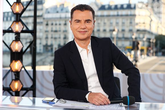 Exclusif - Laurent Luyat - Plateau de l'émission "Paris accueille la flamme Olympique" sur le parvis de l'hôtel de ville à Paris, diffusée en direct sur France 2 en marge du concert de la Place de la République à l'occasion du Relais de la Flamme olympique, en 2024. © Christophe Clovis / Bestimage