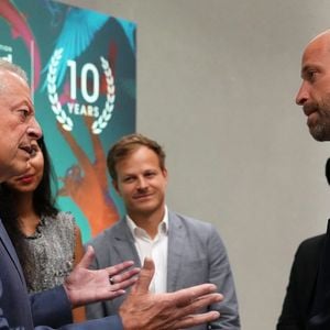 "Je peux réellement constater que certaines des actions que nous menons apportent des changements et cela me permet de tenir en échec mon éco-anxiété. Nous pouvons y arriver. Il y a réellement des bénéfices concrets, et cela m’aide à dormir la nuit.”

Le prince William, prince de Galles parle avec l'ex-vice-président des Etats-Unis, Al Gore, lors du forum d'affaires historique réunissant des dirigeants d'entreprises mondiales pour l'organisation United for Wildlife de la Royal Foundation à Frameless, dans le centre de Londres, marquant ainsi le début de la Semaine d'action pour le climat. Le 22 juin 2026 © Kirsty Wigglesworth / PA Photos / Bestimage