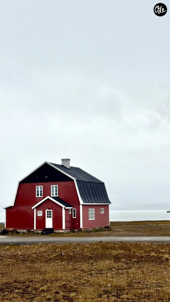 Son périple l'a aussi conduit devant une pittoresque maison rouge, témoin de la présence humaine dans cette région parmi les plus reculées de la planète.

Extrait du compte Instagram de François Roelants.

© Instagram / François Roelants