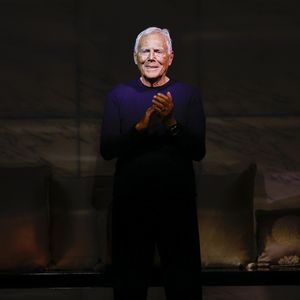 Et fin 2023, son groupe affichait même un chiffre d'affaires correspondant à 4,5 milliards d’euros. 

Le styliste Giorgio Armani - Défilé de mode Femmes automne-hiver 2023/2024 "Giorgio Armani" lors de la fashion week de Milan. Le 26 février 2023