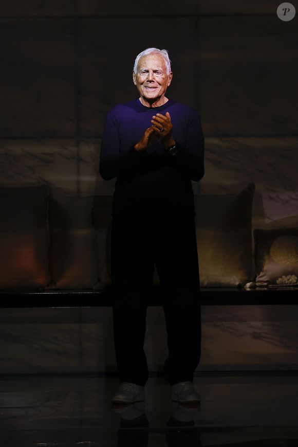 Et fin 2023, son groupe affichait même un chiffre d'affaires correspondant à 4,5 milliards d’euros. 

Le styliste Giorgio Armani - Défilé de mode Femmes automne-hiver 2023/2024 "Giorgio Armani" lors de la fashion week de Milan. Le 26 février 2023