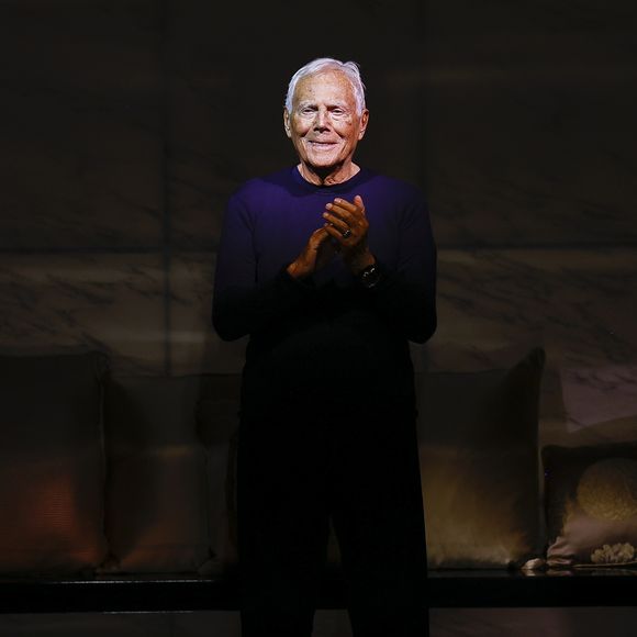 Et fin 2023, son groupe affichait même un chiffre d'affaires correspondant à 4,5 milliards d’euros. 

Le styliste Giorgio Armani - Défilé de mode Femmes automne-hiver 2023/2024 "Giorgio Armani" lors de la fashion week de Milan. Le 26 février 2023