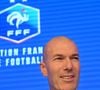 Faisant figure d'exception par rapport à ses prédécesseurs qui résidaient tous en France durant leur mandat, Zizou a en effet décidé de continuer à vivre à l'étranger.

L'ancien international français de football Zinédine Zidane s'exprime lors d'une conférence de presse visant à le présenter comme le nouveau sélectionneur de l'équipe de France, au siège de la Fédération française de football (FFF) à Paris, le 28 juillet 2026. © Christian Liewig/Bestimage