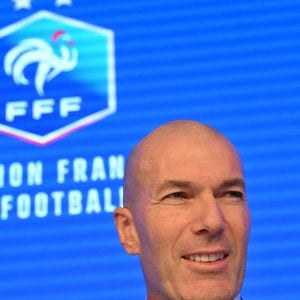 Faisant figure d'exception par rapport à ses prédécesseurs qui résidaient tous en France durant leur mandat, Zizou a en effet décidé de continuer à vivre à l'étranger.

L'ancien international français de football Zinédine Zidane s'exprime lors d'une conférence de presse visant à le présenter comme le nouveau sélectionneur de l'équipe de France, au siège de la Fédération française de football (FFF) à Paris, le 28 juillet 2026. © Christian Liewig/Bestimage