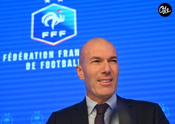 Faisant figure d'exception par rapport à ses prédécesseurs qui résidaient tous en France durant leur mandat, Zizou a en effet décidé de continuer à vivre à l'étranger.

L'ancien international français de football Zinédine Zidane s'exprime lors d'une conférence de presse visant à le présenter comme le nouveau sélectionneur de l'équipe de France, au siège de la Fédération française de football (FFF) à Paris, le 28 juillet 2026. © Christian Liewig/Bestimage
