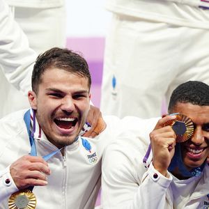 Les Français Antoine Dupont et Aaron Grandidier Nkanang après avoir remporté la médaille d'or du rugby à sept au Stade de France lors de la première journée des Jeux Olympiques de Paris 2024 en France. Date de la photo : samedi 27 juillet 2024. © PA Photos