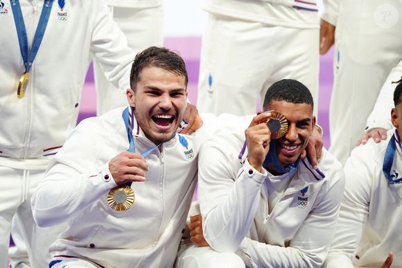 Les Français Antoine Dupont et Aaron Grandidier Nkanang après avoir remporté la médaille d'or du rugby à sept au Stade de France lors de la première journée des Jeux Olympiques de Paris 2024 en France. Date de la photo : samedi 27 juillet 2024. © PA Photos