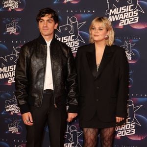 Florian Rossi et sa compagne Louane lors du photocall de la 25e cérémonie des « NRJ Music Awards (NMA) » au Palais des Festivals et des Congrès de Cannes, en France, le 10 novembre 2023. © Dominique Jacovides/Bestimage