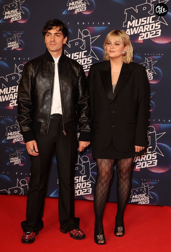 Florian Rossi et sa compagne Louane lors du photocall de la 25e cérémonie des « NRJ Music Awards (NMA) » au Palais des Festivals et des Congrès de Cannes, en France, le 10 novembre 2023. © Dominique Jacovides/Bestimage