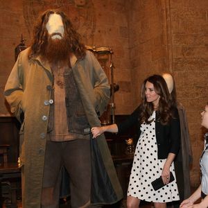 Kate Middleton, le prince William et le prince Harry d'Angleterre visitent les studios Warner Bros a Leavesden le 26 avril 2013