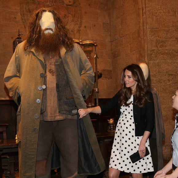 Kate Middleton, le prince William et le prince Harry d'Angleterre visitent les studios Warner Bros a Leavesden le 26 avril 2013