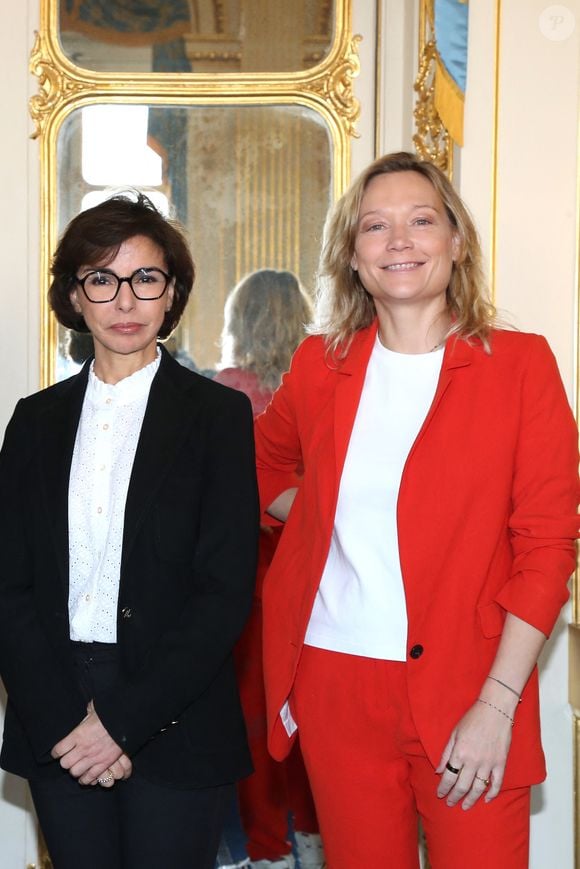 Rachida Dati (Ministre de la Culture) et Caroline Vigneaux (qui animera la soirée)  lors de la cérémonie des nommés à la 36ème Nuit des Molières au Ministère de la Culture à Paris, France, le 17 Avril 2025. © Bertrand Rindoff/Bestimage