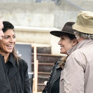 Exclusif - No Web - Prix Spécial - Hoda Roche et Nadia Fares - Arrivées des people à l'inauguration de l'esplanade "Johnny Hallyday" et de la statue "Quelque chose de ..." sur le parvis de la salle de concert AccorHotels Arena Paris Bercy à Paris. Le 14 septembre 2021
