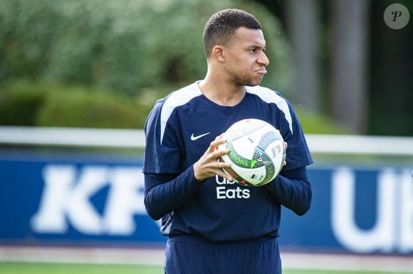 Kylian Mbappé lors de l'entraînement des joueurs de l'équipe de France de football au centre de formation et centre National du Football de Clairefontaine-en-Yvelines, France, le 2 juin 2025. © Baptiste Autissier/Psnewz/Bestimage