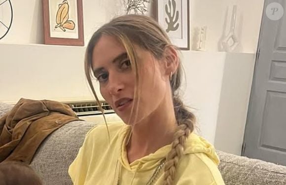 Noémie Zeitoun a partagé plusieurs photos du bébé, sans jamais montrer son visage, mais aussi d'elle, avec son trésor, à la maternité, chez elle ou encore... sur le tournage d'"Ici tout commence".

Noémie Zeitoun, sur son compte Instagram. Compte Instagram Noémie Zeitoun