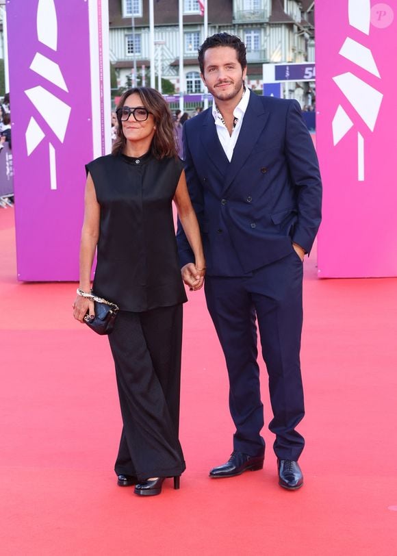 Le couple est arrivé main dans la main sur le tapis rouge pour assister à la projection du film Nouvelle Vague, nommé aux Oscars 2026.

Florence Foresti et son compagnon Alexandre Kominek à la première du film "Nouvelle Vague" lors du 51éme Festival du Cinema Américain de Deauville le 12 septembre 2025.

© Denis Guignebourg / Bestimage