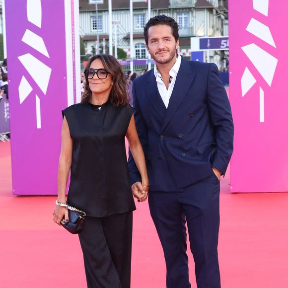 Le couple est arrivé main dans la main sur le tapis rouge pour assister à la projection du film Nouvelle Vague, nommé aux Oscars 2026.

Florence Foresti et son compagnon Alexandre Kominek à la première du film "Nouvelle Vague" lors du 51éme Festival du Cinema Américain de Deauville le 12 septembre 2025.

© Denis Guignebourg / Bestimage