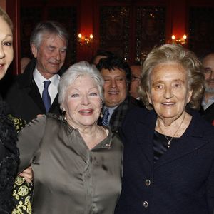 L'impératrice Farah Pahlavi, Line Renaud, Bernadette Chirac et Madame François Pinault - Générale de la pièce "Harold et Maude" au théâtre Antoine à Paris le 5 mars 2012 - AGENCE / BESTIMAGE