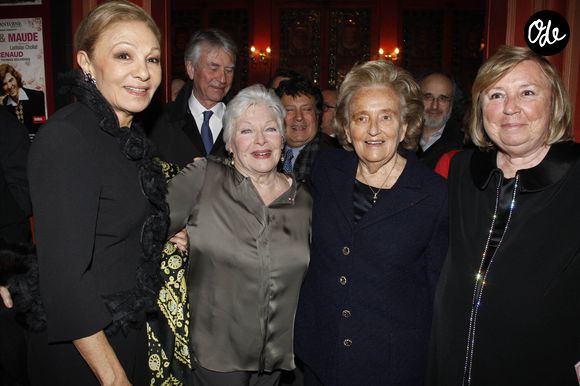 L'impératrice Farah Pahlavi, Line Renaud, Bernadette Chirac et Madame François Pinault - Générale de la pièce "Harold et Maude" au théâtre Antoine à Paris le 5 mars 2012 - AGENCE / BESTIMAGE